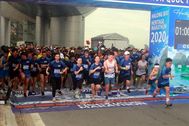Photo: Athletes start a race. VNA Photo: Đức Hiếu
