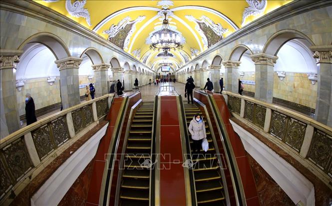 Trong ảnh: Các chi tiết nội thất bên trong nhà ga Komsomolskaya được trang trí theo phong cách kiến trúc thời kỳ Stalin: hai hàng cột, đường viền có phào chỉ, mái vòm khổng lồ và các họa tiết đặc sắc. Đây là nhà ga duy nhất có chiều cao 9 mét, thay vì tiêu chuẩn chung 5,5 mét của hệ thống tàu điện ngầm Moskva. Ảnh: Trần Hiếu - Pv TTXVN