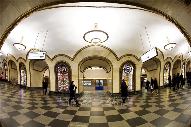 Trong ảnh: Không gian bên trong ga tàu điện ngầm Novoslobodskaya. Ảnh: Trần Hiếu - Pv TTXVN