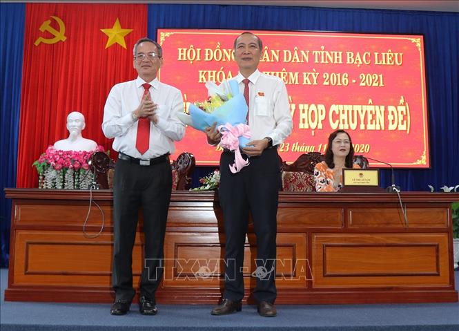 Trong ảnh: Bí thư Tỉnh ủy Bạc Liêu Lữ Văn Hùng tặng hoa chúc mừng tân Phó Chủ tịch HĐND tỉnh Bạc Liêu, nhiệm kỳ 2016-2021 Phan Như Nguyện. Ảnh: Huỳnh Sử- TTXVN