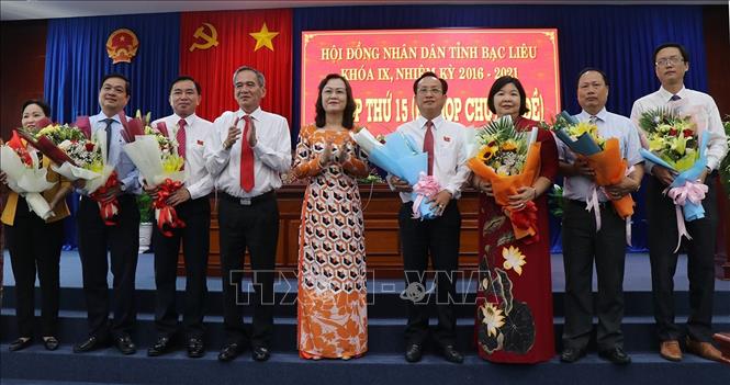 Trong ảnh: Bí thư Tỉnh ủy Bạc Liêu Lữ Văn Hùng và Phó Bí thư Thường trực Tỉnh ủy, Chủ tịch HĐND tỉnh Bạc Liêu Lê Thị Ái Nam, tặng hoa chúc mừng tân Chủ tịch, Phó Chủ tịch UBND tỉnh và Ủy viên UBND tỉnh Bạc Liêu, nhiệm kỳ 2016-2021. Ảnh: Huỳnh Sử- TTXVN