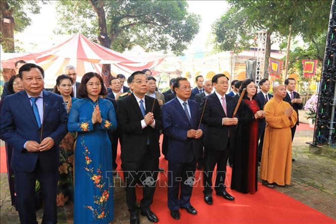Photo: Delegates offer incense at the Thang Long Imperial Citadel during the  ceremony. VNA Photo: Thành Đạt