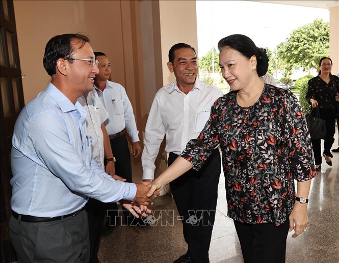Trong ảnh: Chủ tịch Quốc hội Nguyễn Thị Kim Ngân với cử tri. Ảnh: Trọng Đức - TTXVN