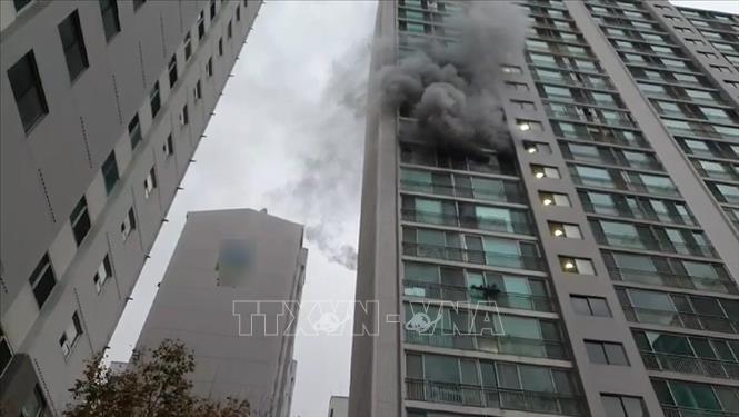 Trong ảnh: Khói bốc lên từ hiện trường vụ hỏa hoạn ở căn hộ tầng 12 của khu chung cư ở Busan, Hàn Quốc, ngày 24/11/2020. Ảnh: Yonhap/ TTXVN