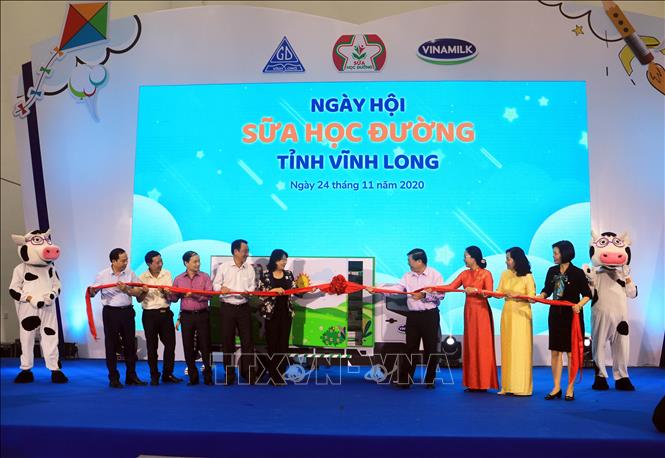 Trong ảnh: Phó Chủ tịch nước Đặng Thị Ngọc Thịnh và các đại biểu thực hiện hiện nghi thức phát động Chương trình Sữa học đường tỉnh Vĩnh Long năm học 2020 - 2021. Ảnh: Phạm Minh Tuấn-TTXVN.