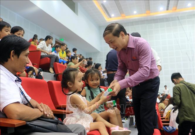 Trong ảnh: Ông Phạm Tất Thắng, Phó Chủ nhiệm Ủy ban Văn hóa, Giáo dục, Thanh niên, Thiếu niên và Nhi đồng của Quốc hội tặng sữa cho học sinh tại ngày hội. Ảnh: Phạm Minh Tuấn-TTXVN.