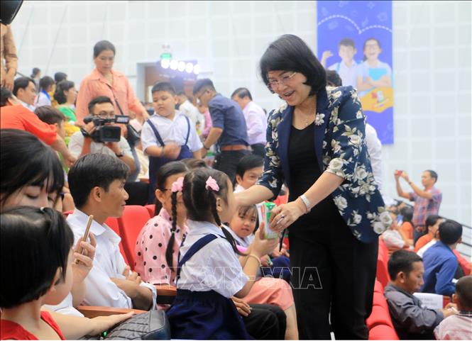 Trong ảnh: Phó Chủ tịch nước Đặng Thị Ngọc Thịnh tặng sữa cho học sinh tại ngày hội. Ảnh: Phạm Minh Tuấn-TTXVN.