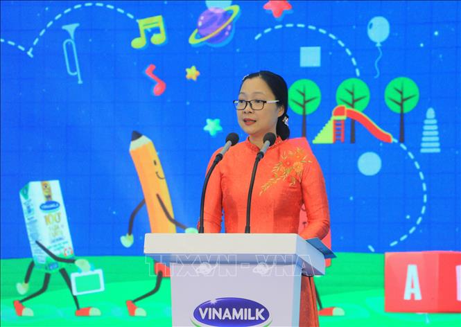Trong ảnh: Phó Chủ tịch UBND tỉnh Vĩnh Long Nguyễn Thị Quyên Thanh phát động Chương trình Sữa học đường tỉnh Vĩnh Long năm học 2020 - 2021. Ảnh: Phạm Minh Tuấn-TTXVN.