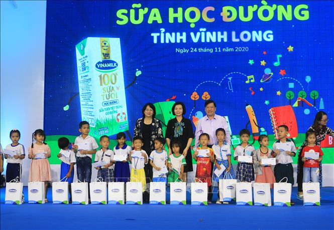 Trong ảnh: Phó Chủ tịch nước Đặng Thị Ngọc Thịnh, Bí thư Tỉnh ủy Vĩnh Long Trần Văn Rón và lãnh đạo Vinamilk tặng quà cho trẻ em có hoàn cảnh khó khăn của tỉnh Vĩnh Long. Ảnh: Phạm Minh Tuấn-TTXVN.