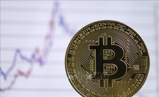 Trong ảnh: Hình ảnh mô phỏng đồng Bitcoin ở Dortmund, miền Tây Đức ngày 27/1/2020. Ảnh: AFP/TTXVN