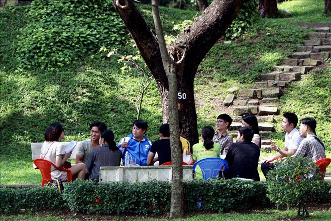 Trong ảnh: Nhiều thanh niên không đeo khẩu trang khi tập trung tại công viên Hoàng Văn Thụ. Ảnh: Thanh Vũ - TTXVN