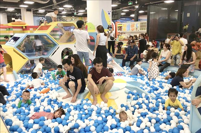 Trong ảnh: Nhiều phụ huynh và trẻ em không đeo khẩu trang tại khu vui chơi giải trí Vạn Hạnh Mall (Quận 10). Ảnh: Thanh Vũ - TTXVN