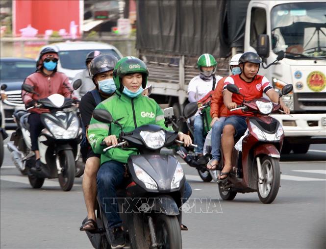 Trong ảnh: Nhiều người dân Thành phố Hồ Chí Minh vẫn không đeo khẩu trang khi tham gia giao thông. Ảnh: Thanh Vũ - TTXVN