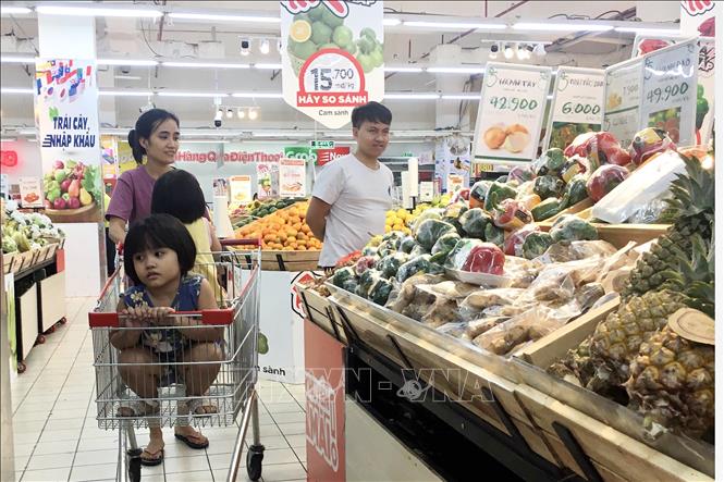Trong ảnh: Nhiều người không đeo khẩu trang khi tham gia mua sắm tại siêu thị Big C, Quận 10. Ảnh: Hồng Giang - TTXVN
