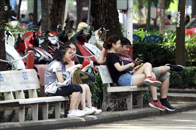 Trong ảnh: Nhiều thanh niên không đeo khẩu trang tại công viên Hoàng Văn Thụ. Ảnh: Thanh Vũ - TTXVN
