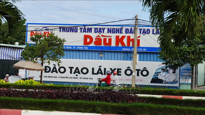 Trong ảnh: Do nhiều sai phạm của trung tâm dạy nghề lái xe Dầu khí nên Sở GTVT tỉnh có văn bản tạm ngưng hoạt động. Ảnh: Hoàng Nhị - TTXVN