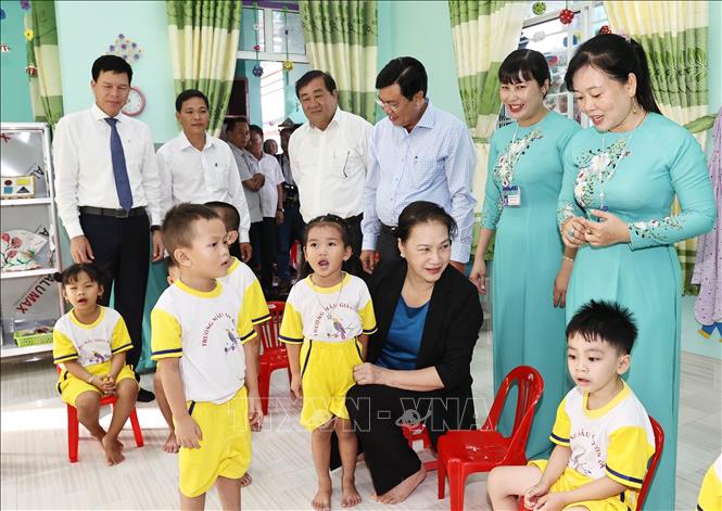 Trong ảnh: Chủ tịch Quốc hội Nguyễn Thị Kim Ngân với các cháu Trường Mẫu giáo Sơn Ca. Ảnh: Trọng Đức - TTXVN