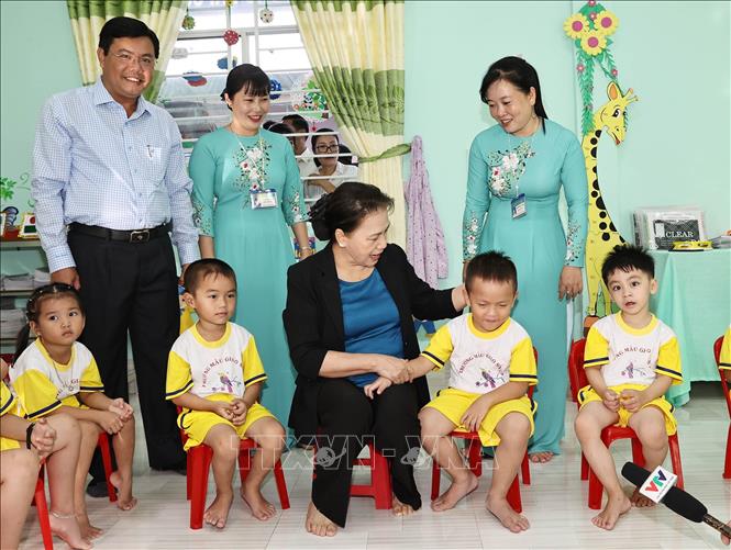 Trong ảnh: Chủ tịch Quốc hội Nguyễn Thị Kim Ngân với các cháu Trường Mẫu giáo Sơn Ca. Ảnh: Trọng Đức - TTXVN