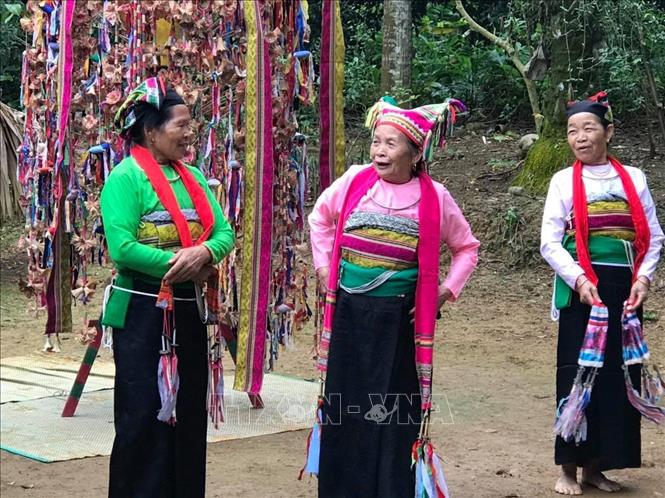 Trong ảnh: Nhiều năm qua, bà Phạm Thị Tắng (giữa) đã miệt mài truyền dạy lại các điệu múa, lời hát Pồn Pôông cho các thế hệ người Mường. Ảnh: Khiếu Tư - TTXVN