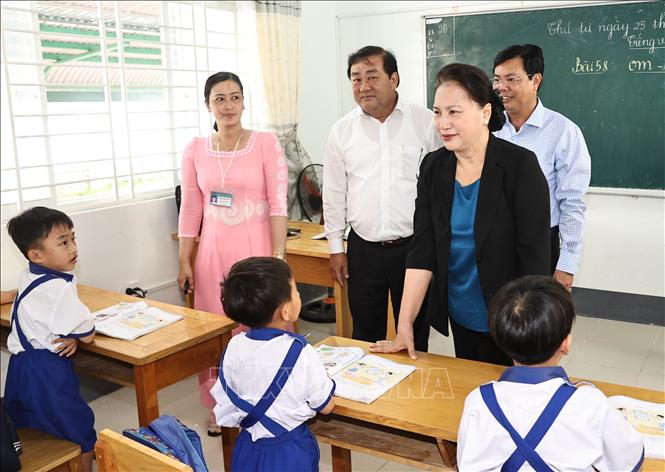 Trong ảnh: Chủ tịch Quốc hội Nguyễn Thị Kim Ngân thăm các lớp học Trường Tiểu học - Trung học cơ sở Thạnh Hưng.  Ảnh: Trọng Đức - TTXVN
