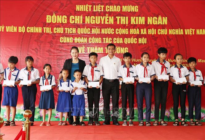 Trong ảnh: Chủ tịch Quốc hội Nguyễn Thị Kim Ngân tặng quà các em học sinh Trường Tiểu học - Trung học cơ sở Thạnh Hưng.  Ảnh: Trọng Đức - TTXVN