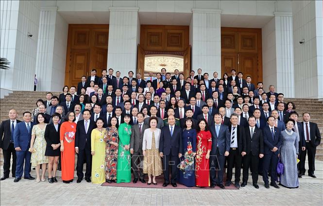 Photo: Prime Minister Nguyen Xuan Phuc meets representatives from Vietnam National Brand enterprises. VNA Photo: Thống Nhất