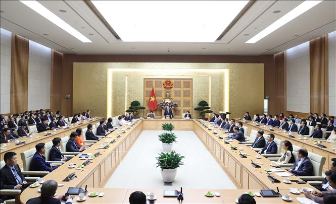 Photo: Prime Minister Nguyen Xuan Phuc meets representatives from Vietnam National Brand enterprises. VNA Photo: Thống Nhất