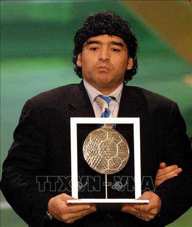 Trong ảnh (tư liệu): Ông Diego Maradona nhận giải thưởng 