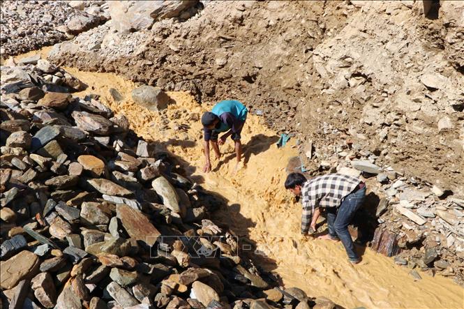 Những phu vàng nơi đây lật tung những hòn đá, sau đó đến lớp đất để tìm vàng. Ảnh: Hoàng Thùy Oanh-TTXVN