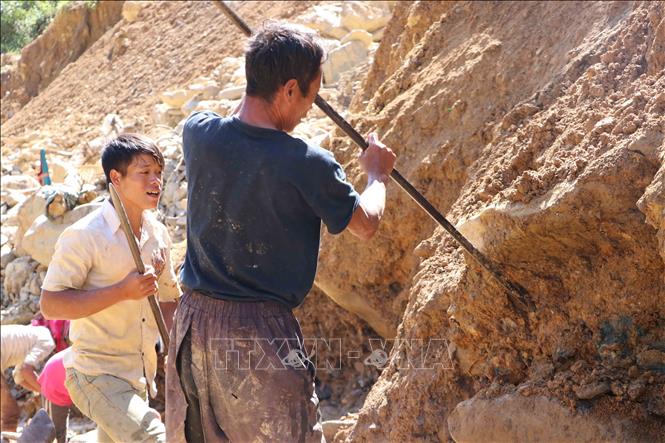 Hai bên dòng suối được những phu vàng đào bới nhiều nhất để tìm vàng. Ảnh: Hoàng Thùy Oanh-TTXVN