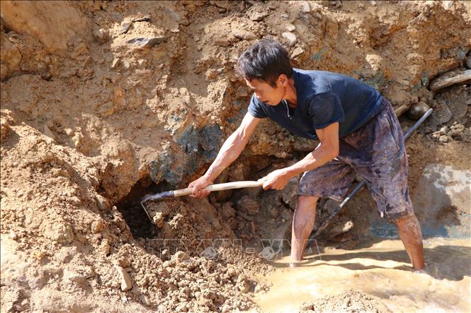 Hai bên dòng suối được những phu vàng đào bới nhiều nhất để tìm vàng. Ảnh: Hoàng Thùy Oanh-TTXVN