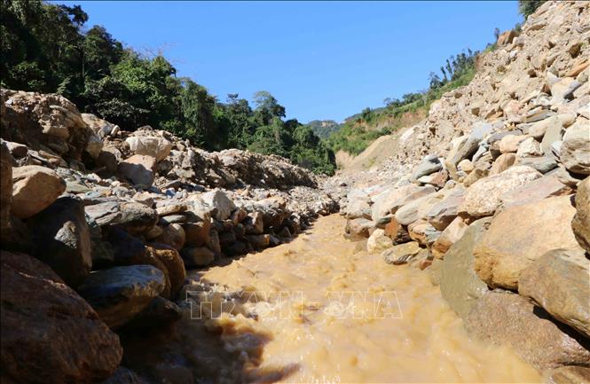 Dòng suối Nậm Cười, xã Hua Bum, huyện Nậm Nhùn bị thay đổi hình thù, nước vàng đục do bị đào vàng. Ảnh: Hoàng Thùy Oanh-TTXVN.