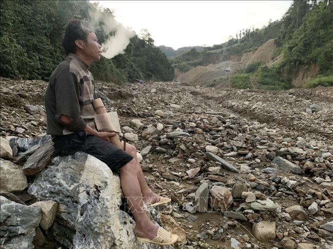 Phu vàng Phàn Phụ Hò thẫn thờ khi chưa tìm được vàng dù ở đây đã 3 tuần. Ảnh: Hoàng Thùy Oanh-TTXVN