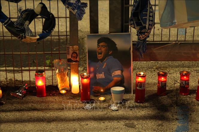 Trong ảnh: Người hâm mộ thắp nến tưởng niệm huyền thoại bóng đá Diego Maradona, tại Naples, Italy ngày 25/11/2020. Ảnh: AFP/TTXVN