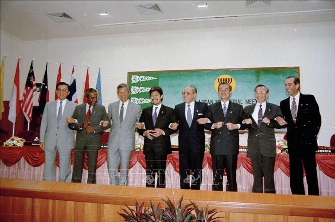 Thâu suốt đường lối đối ngoại của Đảng, Chủ tịch nước Lê Đức Anh có nhiều đóng góp quan trọng trên lĩnh vực đối ngoại của đất nước, Chủ tịch nước Lê Đức Anh đã có nhiều đóng góp cho tiến trình thúc đẩy để Việt Nam gia nhập ASEAN. Trong ảnh: Lễ kết nạp Việt Nam là thành viên chính thức thứ 7 của Hiệp hội cá nước Đông Nam Á (ASEAN) ngày 28/7/1995. Ảnh: TTXVN