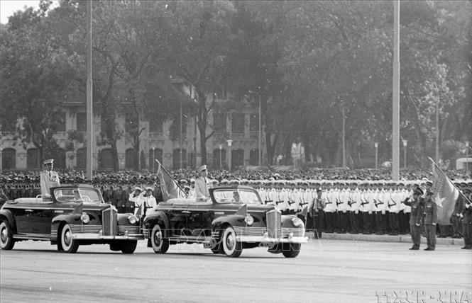 Trong ảnh: Trung tướng Lê Đức Anh và Đại tướng Võ Nguyên Giáp duyệt binh tại Lễ kỷ niệm 30 năm ngày thành lập nước Việt Nam dân chủ cộng hòa (2/9/1975). Ảnh: TTXVN