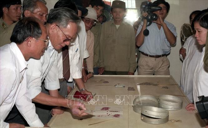 Trong ảnh: Chủ tịch nước Lê Đức Anh thăm Xí nghiệp Khai thác đá quý Quỳ Châu, tỉnh Nghệ An, ngày 27/10/1992. Ảnh: Cao Phong – TTXVN