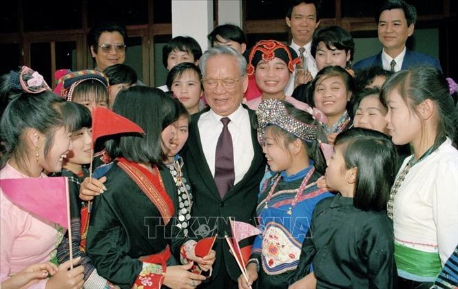 Trong ảnh: Chủ tịch nước Lê Đức Anh thăm thầy cô giáo và học sinh Trường Phổ thông dân tộc vùng cao Lai Châu, tháng 3/1996. Ảnh: Cao Phong-TTXVN