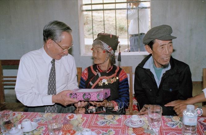 Trong ảnh: Chủ tịch nước Lê Đức Anh đã tới thăm và tặng quà Bà mẹ Việt Nam Anh hùng Lý Nhù Xó, dân tộc Hà Nhì ở thị trấn Mường Tè, Lai Châu (22/3/1996). Ảnh: Cao Phong –TTXVN