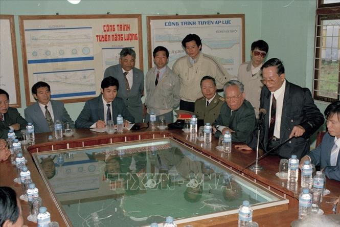 Trong ảnh: Chủ tịch nước Lê Đức Anh nghe báo cáo và xem mô hình công trình nhà máy thủy điện Sông Hinh (Phú Yên). Ảnh: Cao Phong –TTXVN