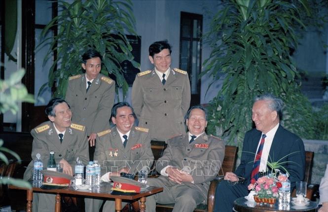 Trong ảnh: Chủ tịch nước Lê Đức Anh nói chuyện với Thiếu tướng Tư lệnh Quân khu V (1996). Ảnh: Cao Phong –TTXVN