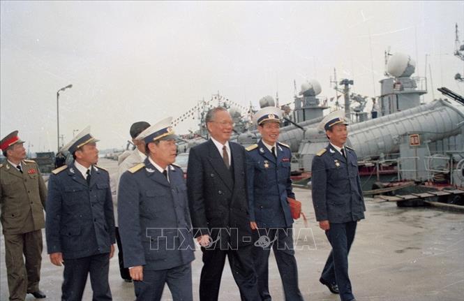 Trong ảnh: Chủ tịch nước Lê Đức Anh đã đi thăm và kiểm tra các đơn vị thuộc vùng III Hải quân nhân dân Việt Nam (9/1/1996). Ảnh: Cao Phong – TTXVN