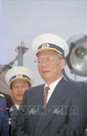Trong ảnh: Chủ tịch nước Lê Đức Anh trong dịp về thăm cán bộ, chiến sĩ vùng III Hải quân nhân dân Việt Nam (1996). Ảnh: Cao Phong – TTXVN