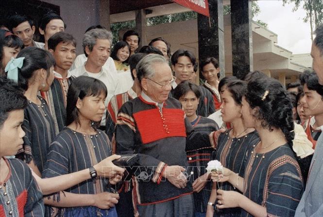 Trong ảnh: Chủ tịch nước Lê Đức Anh thăm hỏi các cháu học sinh trường phổ thông dân tộc nội trú tỉnh Đắc Lắc (1996). Ảnh: Cao Phong –TTXVN