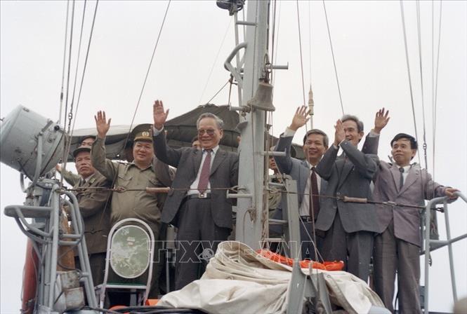 Trong ảnh: Chủ tịch nước Lê Đức Anh trên tàu hải quân đi thị sát vùng biển và Hải đảo tỉnh Quảng Ninh (1996). Ảnh: Cao Phong –TTXVN