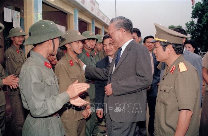 Trong ảnh: Chủ tịch nước Lê Đức Anh thân mật thăm hỏi các chiến sỹ trẻ mới nhập ngũ của Trung đoàn 43 bộ đội địa phương tỉnh Quảng Ninh (16/4/1994). Ảnh: Cao Phong –TTXVN