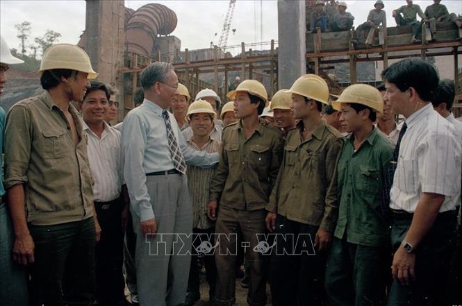 Trong ảnh: Chủ tịch nước Lê Đức Anh thăm hỏi cán bộ, công nhân xây dựng nhà máy thủy điện Thác Mơ (1994). Ảnh: Cao Phong - TTXVN