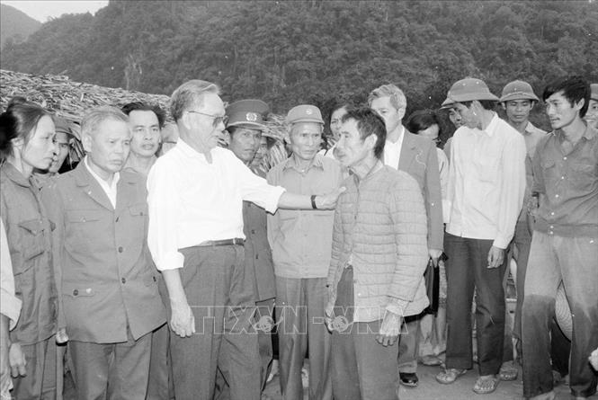 Trong ảnh: Chủ tịch nước Lê Đức Anh thăm hỏi, động viên một gia đình tại làng Mô (Quảng Bình) bị thiệt hại nặng nề về người trong trận lũ quét (1992). Ảnh: TTXVN