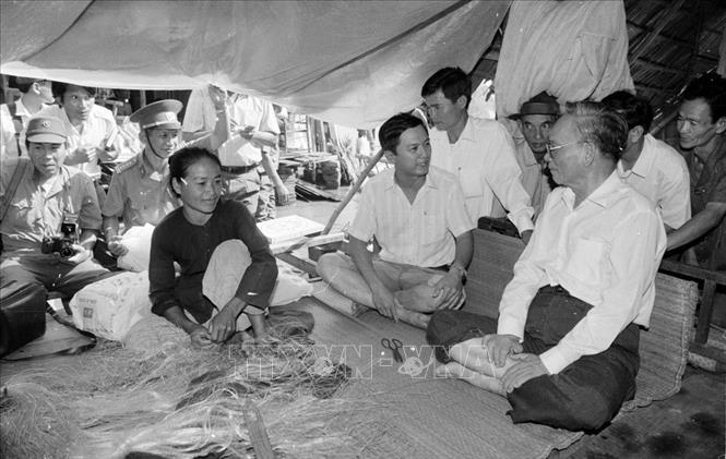 Trong ảnh: Chủ tịch nước Lê Đức Anh thăm và tặng quà hộ gia đình bị thiệt hại do lũ lụt tại ấp Mỹ Thạnh, xã Mỹ Hòa Hưng, An Giang (1994). Ảnh: TTXVN