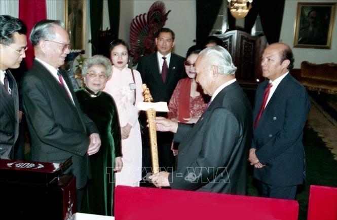 Trong nhiệm kỳ của mình, Chủ tịch nước Lê Đức Anh đã cùng bộ Chính trị chỉ đạo sát sao các bộ, ngành để mở rộng quan hệ với các nước. Trong ảnh: Chủ tịch nước Lê Đức Anh và Tổng thống Indonesia Suharto tại thủ đô Jakarta, trong chuyến thăm chính thức Indonesia (4/1994). Ảnh: Cao Phong –TTXVN